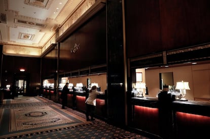 En el Waldorf Astoria vivieron durante años personajes como los duques de Windsor, Frank Sinatra y Mia Farrow, Sophia Loren o Elizabeth Taylor. En la imagen, la recepción del Waldorf Astoria.