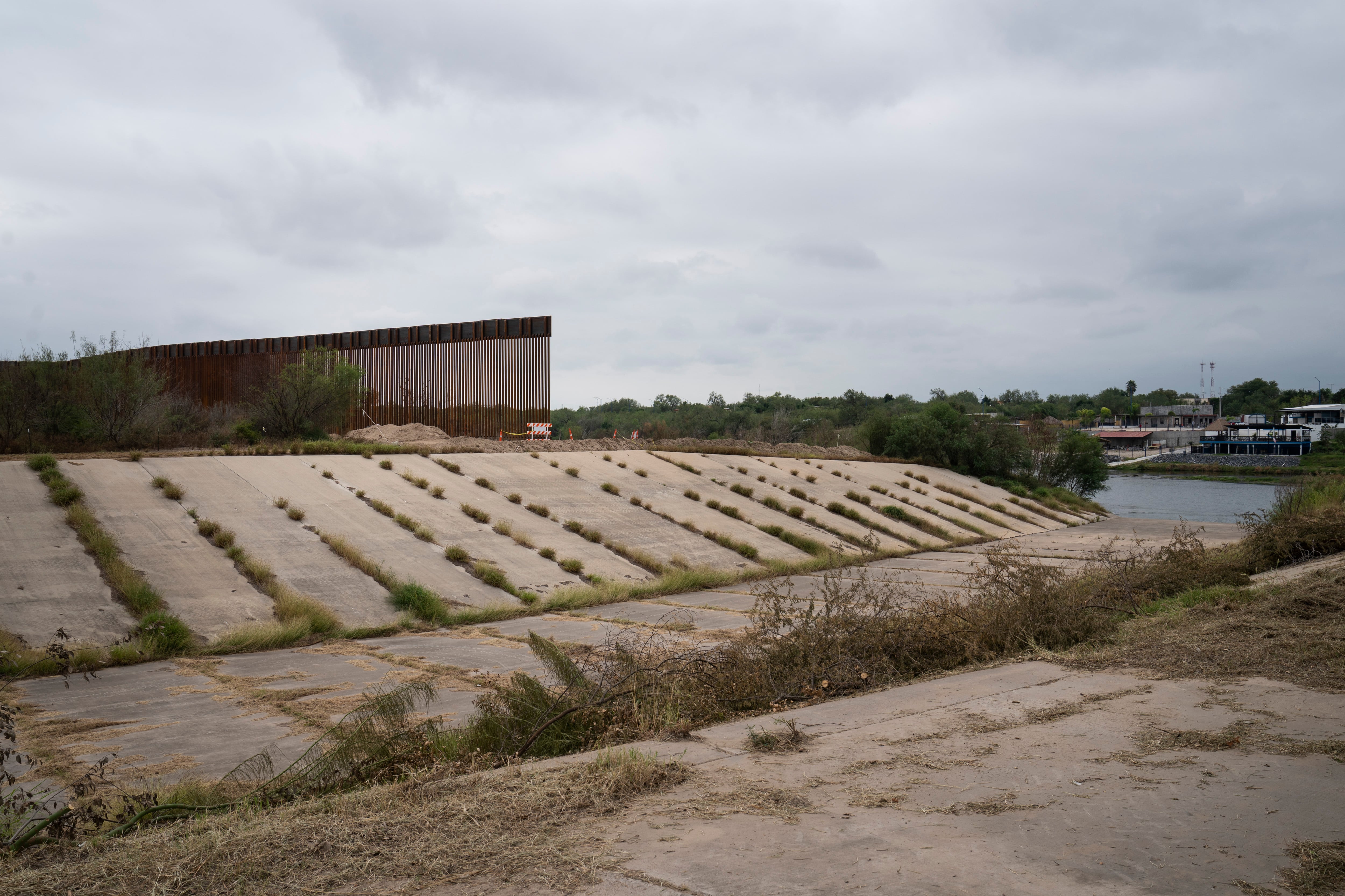 Una sección del muro fronterizo que se levantó recientemente al borde del área urbana de Roma, Texas.