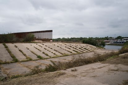 Una sección del muro fronterizo que se levantó recientemente al borde del área urbana de Roma, Texas.