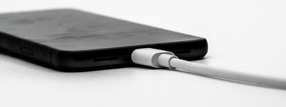 Cable USB conectado a un smartphone