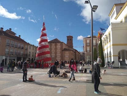 Algunos niños y sus familias en la protesta frente al Ayuntamiento de San Sebastián de los Reyes el domingo pasado