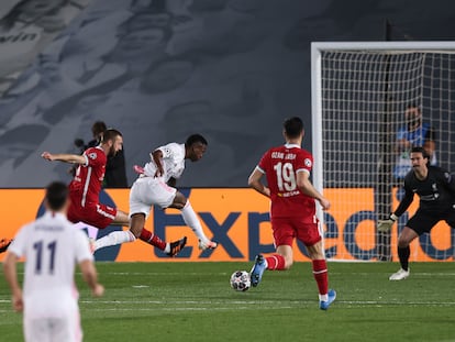 Vinicius dispara a puerta en su primer gol, este martes ante el Liverpool en el Alfredo di Stéfano.