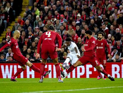 Vinicius remata ante tres rivales para marcar el primer gol del Real Madrid ante el Liverpool.