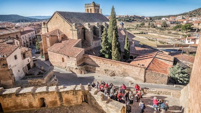 Visitantes en los alrededores del castillo de Mora de Rubielos, capital de la comarca Gúdar-Javalambre, en la provincia de Teruel.