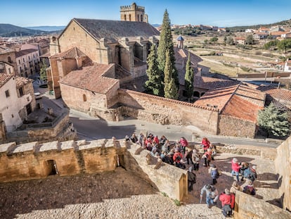 Visitantes en los alrededores del castillo de Mora de Rubielos, capital de la comarca Gúdar-Javalambre, en la provincia de Teruel.