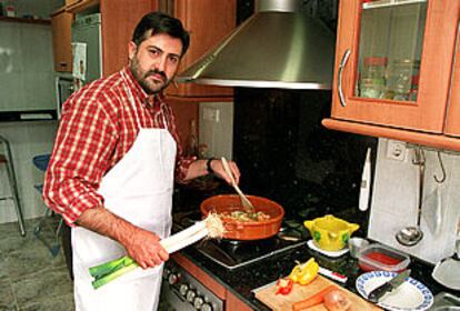 Joan Puigcercós, que se declara partidario de perder una hora para hacer un buen sofrito, en la cocina de su casa.