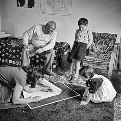 Pablo Picasso, Françoise Gilot y sus hijos Claude y Paloma haciendo un dibujo en 1953, proporcionada por el Museo Picasso de Barcelona
