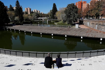 Dos vecinos de Coslada, uno de los cuatro municipios que tendrán desde este lunes tienen restricciones de movilidad en algunas zonas básicas de salud (ZBS) por altas tasas de covid-19.