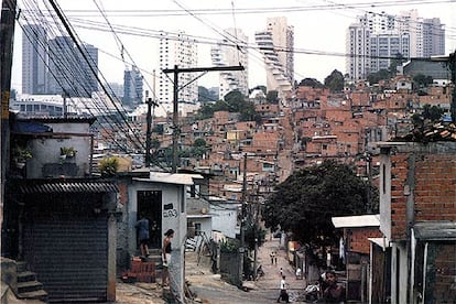 Torres y &#39;favelas&#39;, en São Paulo.