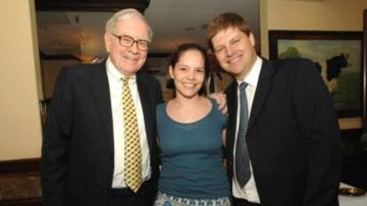 El inversor Warren Buffett, junto con el matrimonio Lory y Gary Spier.