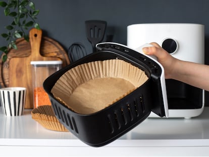 Artículo de EL PAÍS Escaparate que describe el uso de imanes para colocar en el papel de horno de la freidora de aire