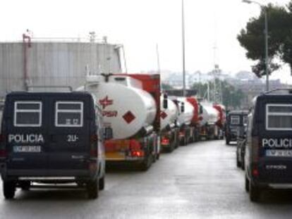 Camiones escoltados por la Policia Nacional en Tarragona en la huelga de transportistas por carretera de 2008.