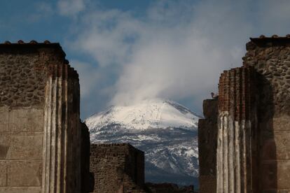 Situado frente a la bahía de Nápoles, al sur de Italia, el Vesubio tuvo su última erupción en 1944. La antigua ciudad romana Pompeya fue enterrada por la erupción del volcán en el año 79 d. C. En esta imagen, tomada desde las ruinas en febrero de este año, aparece calmado y cubierto de nieve.
