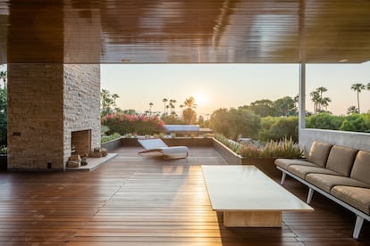Interior de 'La glorieta', el salón abierto de la planta superior, desde el que se domina el paisaje del desierto de California. |