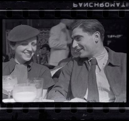 Gerda Taro y Robert Capa en la terraza del Caf du D?me en Montparnasse, Pars, principios de 1936. ? Estate of Fred Stein. International Center of Photography.