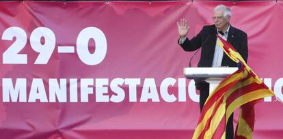 El exministro y expresidente del Parlamento Europeo Josep Borrell, durante su intervención tras la manifestación convocada por la entidad Societat Civil Catalana en el centro de la ciudad bajo el lema "Todos somos Cataluña".