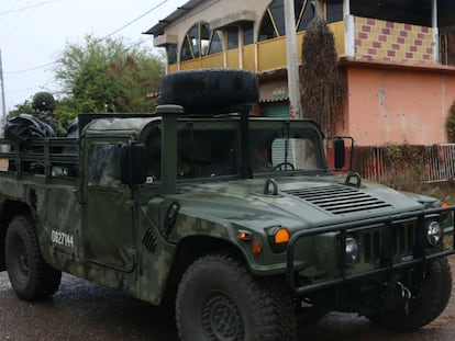 El Ejército recorre un poblado cercano a donde hallaron muerto a uno de los maestros secuestrados.