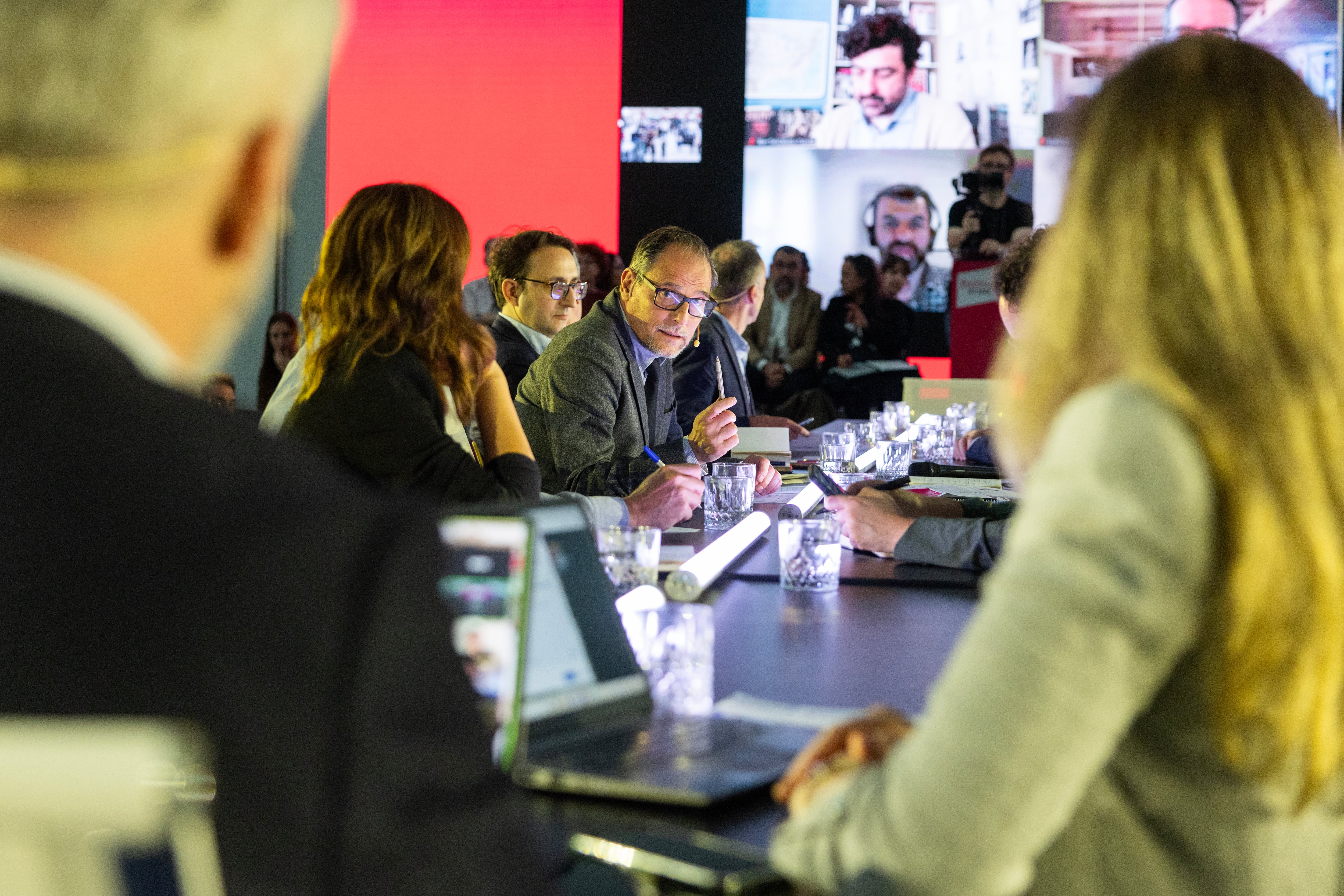 Jan Martínez Ahrens, director de El País, coordina la reunión de primera de EL PAÍS.
