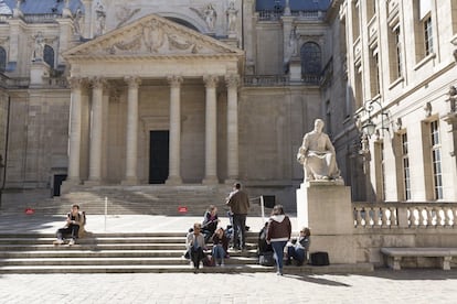 El gran patio de la Universidad de La Sorbona junto a la estatua de Pasteur, en la actualidad. Este lugar fue ocupado por los estudiantes en Mayo del 68.