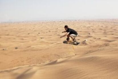 'Sandboard' en la duna Big Red, en las afueras de Dubái.