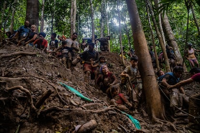 Otra imagen, también tomada el pasado septiembre, de la serie de Ríos.  Este año, una cifra sin precedentes de 200.000 personas han cruzado esta escarpada selva, casi veinte veces el promedio de hace unos años. La gran mayoría son venezolanos. 