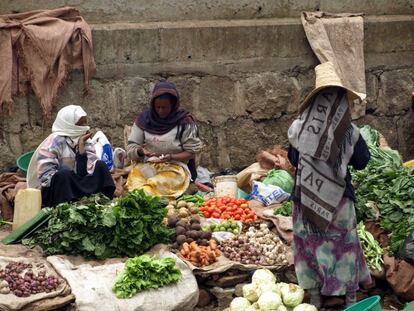 Un típico puesto callejero de frutas y verduras en la Plaza de la Diáspora, en Addis Abeba.