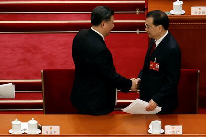 Xi Jinping y Li Keqiang se saludan durante la sesión inaugural de la Asamblea Popular Nacional, este domingo.