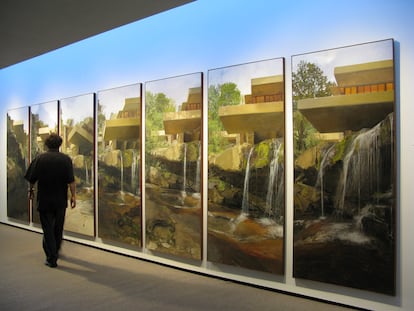 Serie de siete vistas desde abajo de la casa Fallingwater (2005-2006), con Félix de la Concha de espaldas.