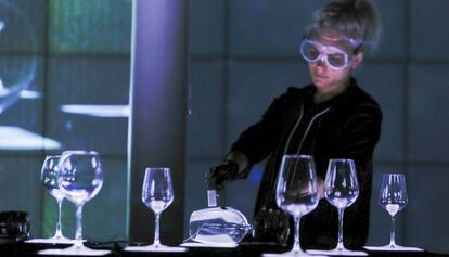 Myriam Bleau, con guantes negros y gafas protectoras, &#039;torturando&#039; una copa de cristal.