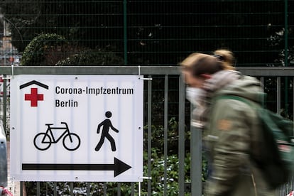Un cartel muestra la entrada de un centro de vacunación de Berlín, este jueves.