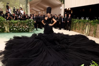 Cardi B y el vestido que paralizó la gala (2024). La rapera se enfundó en un vestido negro diseñado por Windowsen, una de las marcas emergentes más estimulantes de la industria, que requirió la ayuda de nueve asistentes para que la cantante pudiera moverse con su larguísima cola. Una excentricidad que provocó retrasos en la llegada y posado de otros asistentes al evento.