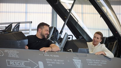 El presidente de Ucrania, Volodímir Zelenski, y la primera ministra danesa, Mette Frederiksen, en un caza durante una visita a la base aérea de Skrydstrup, el 21 de agosto de 2023.