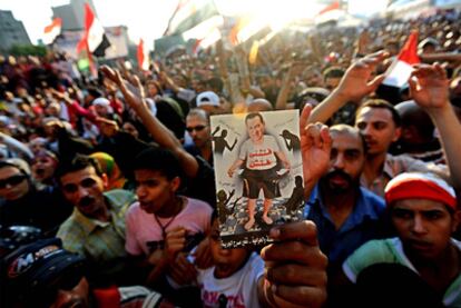 Un manifestante exhibe una caricatura del expresidente Mubarak en la plaza Tahrir de El Cairo.