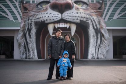 Ji-sung posa junto a sus padres en la entrada del Zoo de Pyongyang.