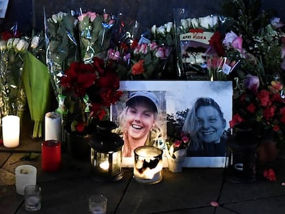 Vigilia en honor a las dos turistas escandinavas asesinadas en Marruecos, en la plaza del Ayuntamiento de Copenhague (Dinamarca).