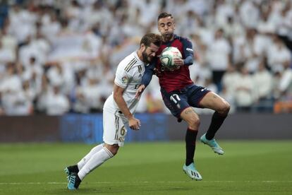 Nacho (a la izquierda) y Robert Ibáñez peleán por un pelota.