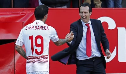 Emery se saluda con Banega.