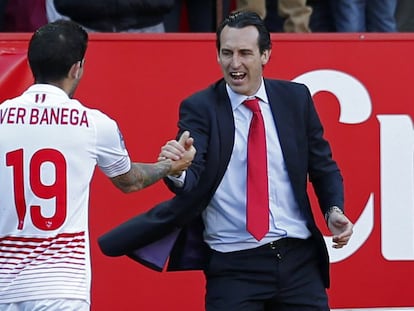 Emery se saluda con Banega.