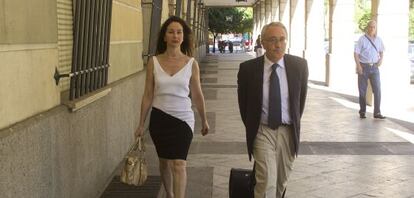 El juez decano de Sevilla, Francisco Guerrero, junto a Mercedes Alaya, en 2013.