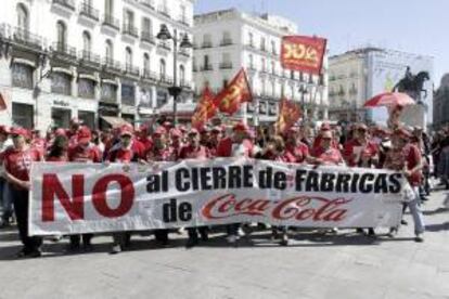 Trabajadores de Coca-Cola se manifestaron hoy en Madrid, entre la Plaza de Callao y la Puerta del Sol, contra el ERE planteado por Coca-Cola Iberian Partners, que prevé el cierre de su planta en Fuenlabrada.