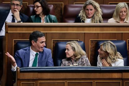 El presidente del Gobierno en funciones, Pedro Sánchez, conversa con las vicepresidentas en funciones Nadia Calviño y Yolanda Díaz, durante la intervención del líder del PP, Alberto Núñez Feijóo.
