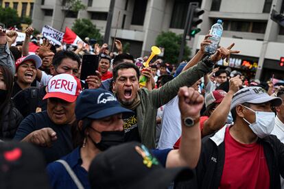 Manifestantes a favor del expresidente Pedro Castillo asisten durante la protesta en Lima. 