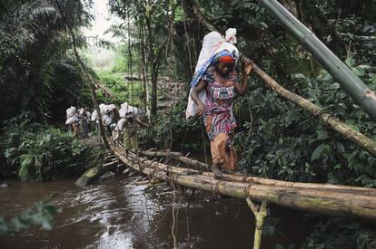 <p>A los países en desarrollo suelen llegar vacunas diseñadas para mercados y sistemas de salud de economías avanzadas, de modo que no está garantizado que se adapten a las condiciones de otros contextos con menos recursos.</p> <p>En las aldeas de las montañas de Masisi, la población carece de cobertura sanitaria. Además, es zona de conflicto: aquí operan al menos dos grupos rebeldes y el Ejército.</p>