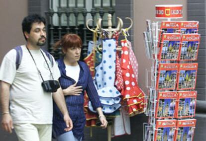 Una pareja de turistas, ayer, por el centro de Sevilla.