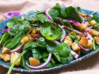 Una ensalada, una pizza y un curry para redescubrir las espinacas