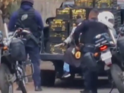 Dos policías de Cuernavaca son investigados por presunta venta de armas de fuego a civiles después de ser captados en un video difundido en redes sociales.