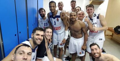 Los jugadores del Real Madrid celebran la victoria en el Palau