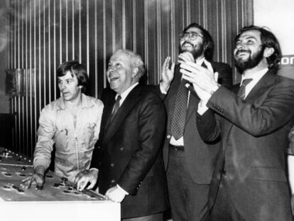 De derecha a izquierda, Juan Luis Cebri&aacute;n, Antonio Franco y Jes&uacute;s de Polanco asisten a la inauguraci&oacute;n de la edici&oacute;n catalana de EL PA&Iacute;S, en octubre de 1982.