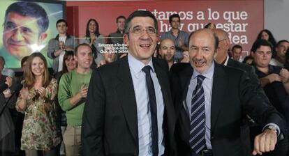 Patxi López y Rubalcaba, durante el acto político de ayer, en Bilbao.