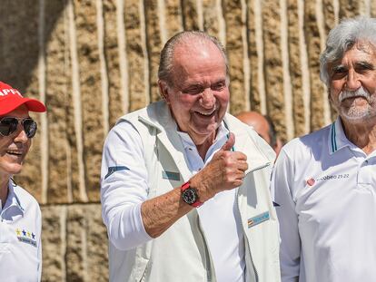 Juan Carlos I, en la entrada del Real Clñub Náutico de Sanxenxo, junto a su presidente, Pedro Campos, en mayo pasado.